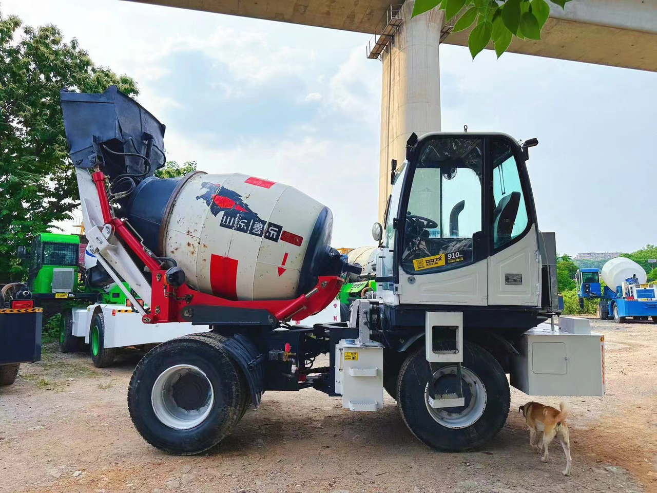 DEYI 2 cubic concrete mixer - Camion malaxeur: photos 1 DEYI 2 cubic concrete mixer - Camion malaxeur: photos 1