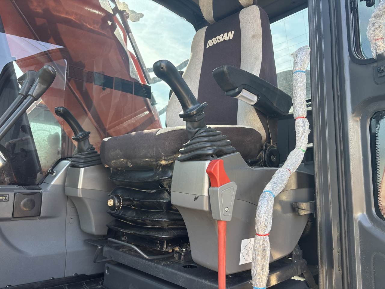 DOOSAN Korea imports doosan DX225 - Pelle sur chenille: photos 5 DOOSAN Korea imports doosan DX225 - Pelle sur chenille: photos 5