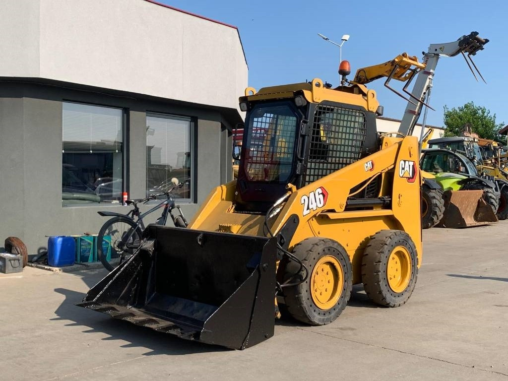 CAT 246 - Mini chargeuse: photos 1 CAT 246 - Mini chargeuse: photos 1