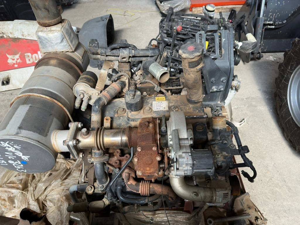 Komatsu SAA4D95LE6 ENGINE - Moteur pour Engins de chantier: photos 3 Komatsu SAA4D95LE6 ENGINE - Moteur pour Engins de chantier: photos 3