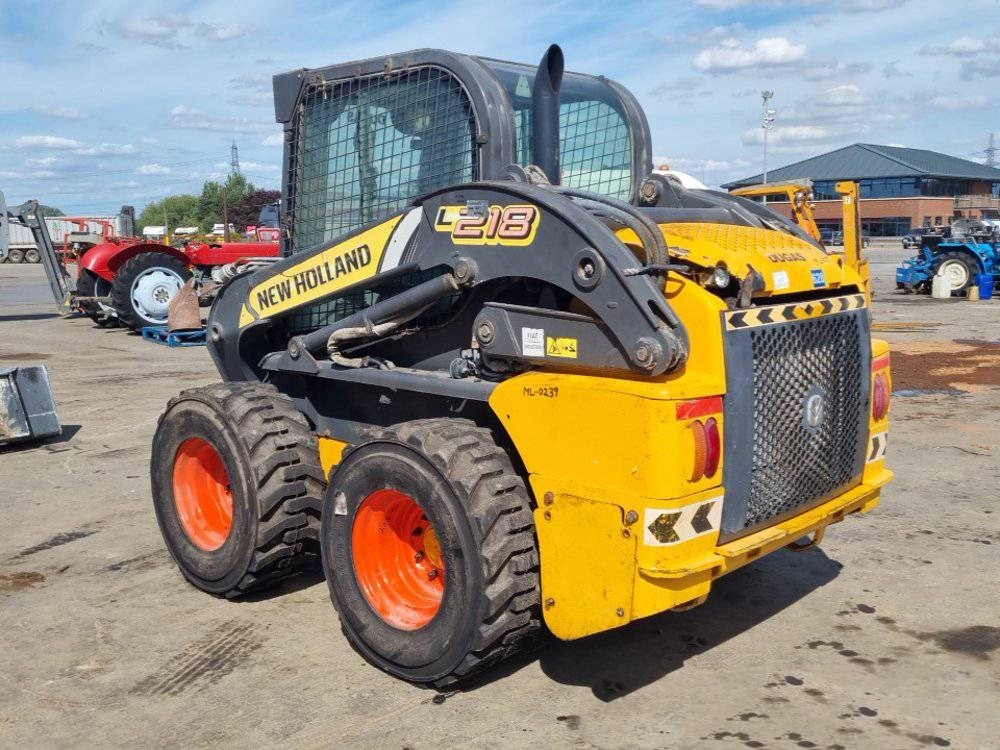 New Holland L 218 - Mini chargeuse: photos 3 New Holland L 218 - Mini chargeuse: photos 3