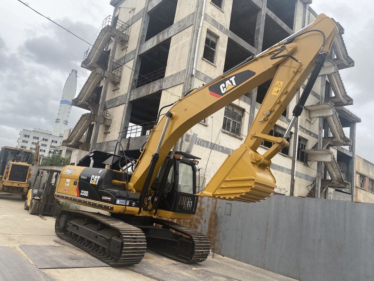 Caterpillar 320DL - Pelle sur chenille: photos 5 Caterpillar 320DL - Pelle sur chenille: photos 5
