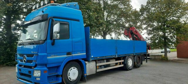 Mercedes-Benz 2544 Pritsche mit Kran Hiab XS am Heck - Camion plateau, Camion grue: photos 1 Mercedes-Benz 2544 Pritsche mit Kran Hiab XS am Heck - Camion plateau, Camion grue: photos 1