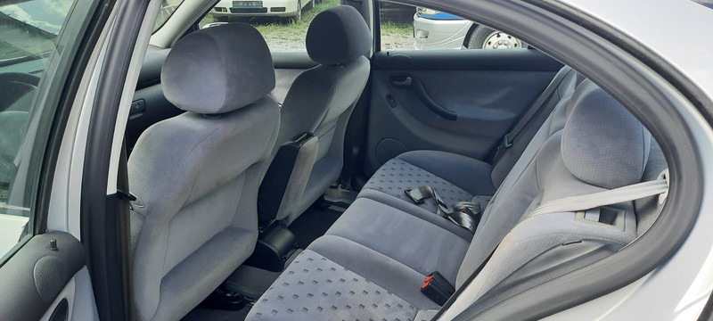 SEAT Toledo Signo 1,8 20V Autom - Voiture: photos 5 SEAT Toledo Signo 1,8 20V Autom - Voiture: photos 5