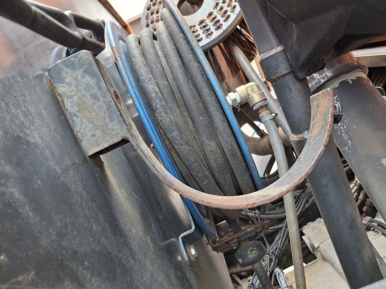 Balayeuse de voirie MERCEDES-BENZ Axor 1823 Zamiatarka Kehrmaschine BUCHER 2 Motoren Szczotki L/R Sweeper: photos 28 Balayeuse de voirie MERCEDES-BENZ Axor 1823 Zamiatarka Kehrmaschine BUCHER 2 Motoren Szczotki L/R Sweeper: photos 28