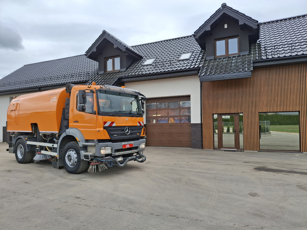MERCEDES-BENZ Axor 1823 Zamiatarka Kehrmaschine BUCHER 2 Motoren Szczotki L/R Sweeper - Balayeuse de voirie: photos 1 MERCEDES-BENZ Axor 1823 Zamiatarka Kehrmaschine BUCHER 2 Motoren Szczotki L/R Sweeper - Balayeuse de voirie: photos 1