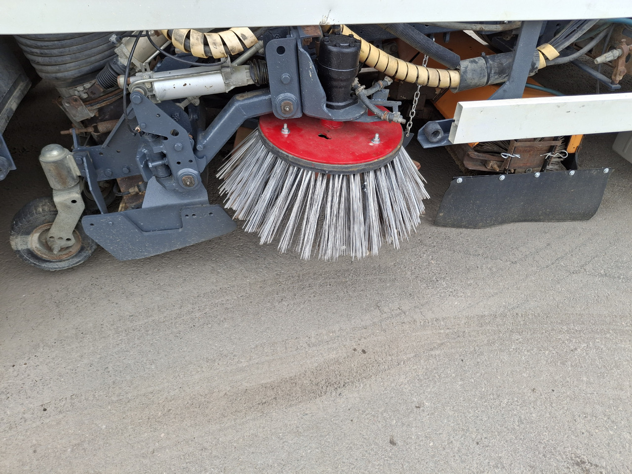 Balayeuse de voirie MERCEDES-BENZ Axor 1823 Zamiatarka Kehrmaschine BUCHER 2 Motoren Szczotki L/R Sweeper: photos 15 Balayeuse de voirie MERCEDES-BENZ Axor 1823 Zamiatarka Kehrmaschine BUCHER 2 Motoren Szczotki L/R Sweeper: photos 15