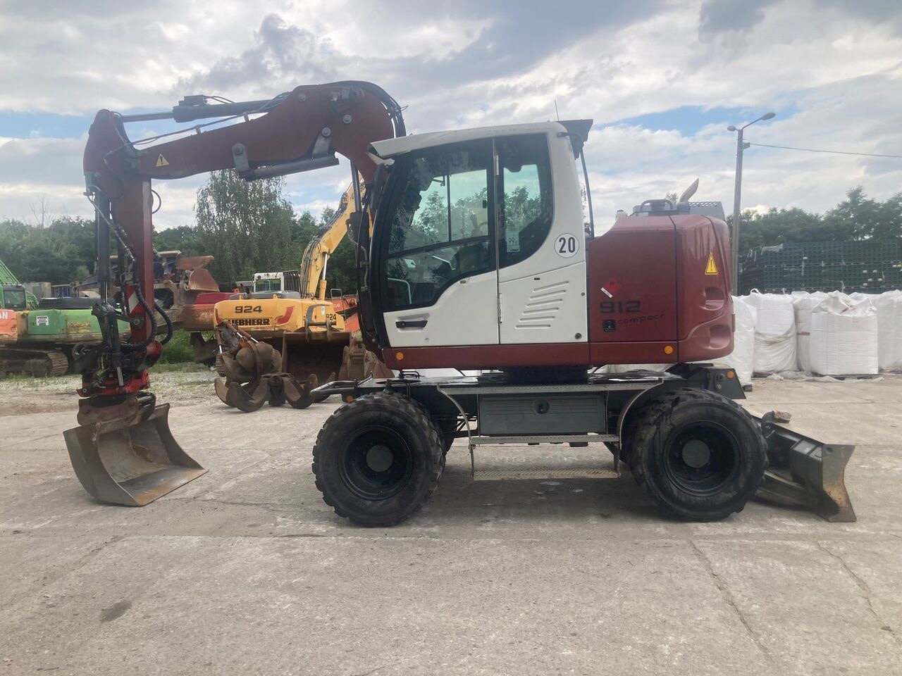 Liebherr A 912 Compact Rotator R4 - Pelle sur pneus: photos 1 Liebherr A 912 Compact Rotator R4 - Pelle sur pneus: photos 1