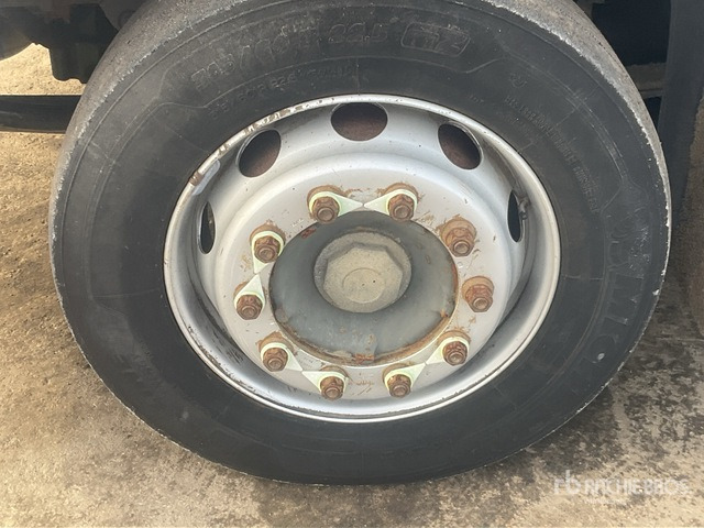 2002 Volvo FM42X6A456 4x2 Sleeper Flatbed Truck - Camion plateau: photos 5 2002 Volvo FM42X6A456 4x2 Sleeper Flatbed Truck - Camion plateau: photos 5