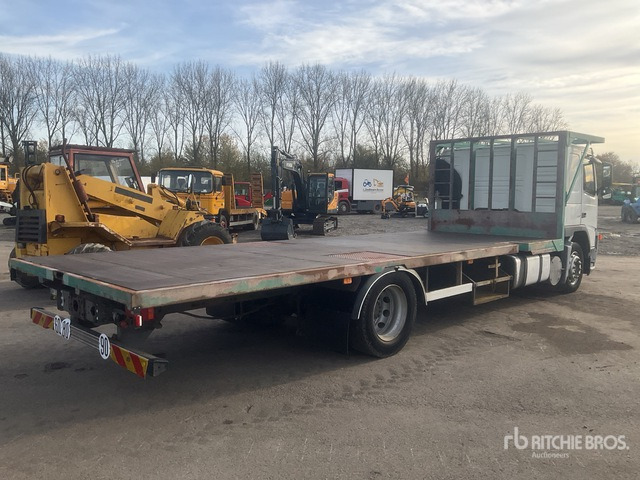2002 Volvo FM42X6A456 4x2 Sleeper Flatbed Truck - Camion plateau: photos 3 2002 Volvo FM42X6A456 4x2 Sleeper Flatbed Truck - Camion plateau: photos 3
