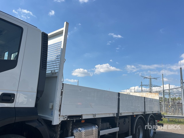 2016 Iveco AD260T 6x4 Flatbed Truck - Camion plateau: photos 4 2016 Iveco AD260T 6x4 Flatbed Truck - Camion plateau: photos 4
