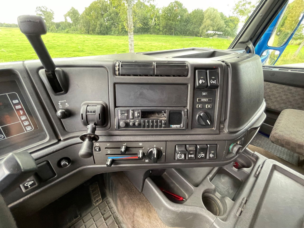 Camion grue Volvo FH 16 FH16 420 with HMF 2820 crane with jib and front stamps Very Good Condition: photos 19 Camion grue Volvo FH 16 FH16 420 with HMF 2820 crane with jib and front stamps Very Good Condition: photos 19