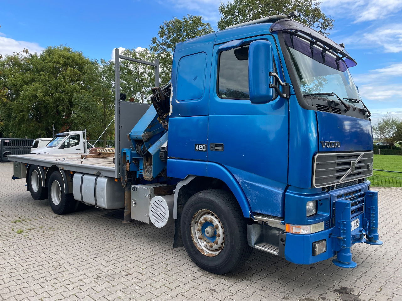 Camion grue Volvo FH 16 FH16 420 with HMF 2820 crane with jib and front stamps Very Good Condition: photos 6 Camion grue Volvo FH 16 FH16 420 with HMF 2820 crane with jib and front stamps Very Good Condition: photos 6