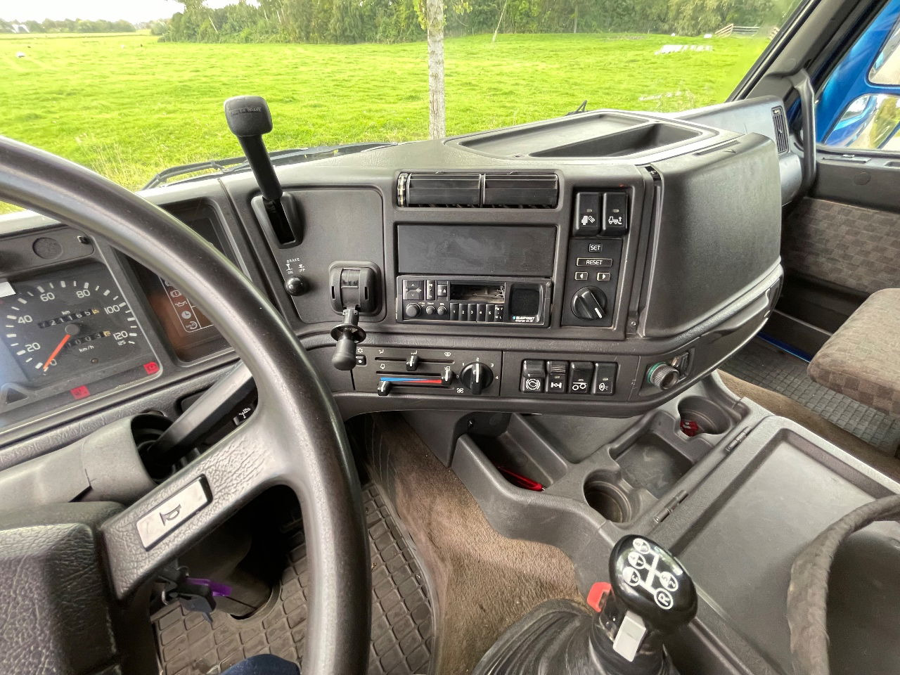 Camion grue Volvo FH 16 FH16 420 with HMF 2820 crane with jib and front stamps Very Good Condition: photos 20 Camion grue Volvo FH 16 FH16 420 with HMF 2820 crane with jib and front stamps Very Good Condition: photos 20