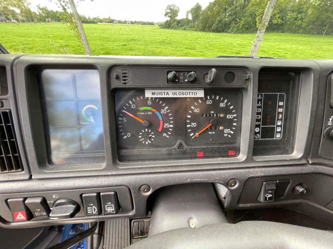 Camion grue Volvo FH 16 FH16 420 with HMF 2820 crane with jib and front stamps Very Good Condition: photos 21 Camion grue Volvo FH 16 FH16 420 with HMF 2820 crane with jib and front stamps Very Good Condition: photos 21