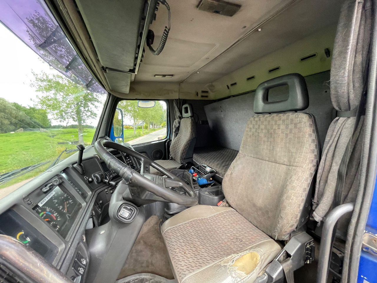 Camion grue Volvo FH 16 FH16 420 with HMF 2820 crane with jib and front stamps Very Good Condition: photos 17 Camion grue Volvo FH 16 FH16 420 with HMF 2820 crane with jib and front stamps Very Good Condition: photos 17