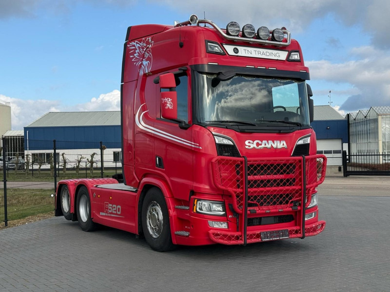 Scania R520 V8 NGS VOLLUCHT, LEER, BULLBAR, ZONDER EGR, BOOGIE. - Tracteur routier: photos 1 Scania R520 V8 NGS VOLLUCHT, LEER, BULLBAR, ZONDER EGR, BOOGIE. - Tracteur routier: photos 1