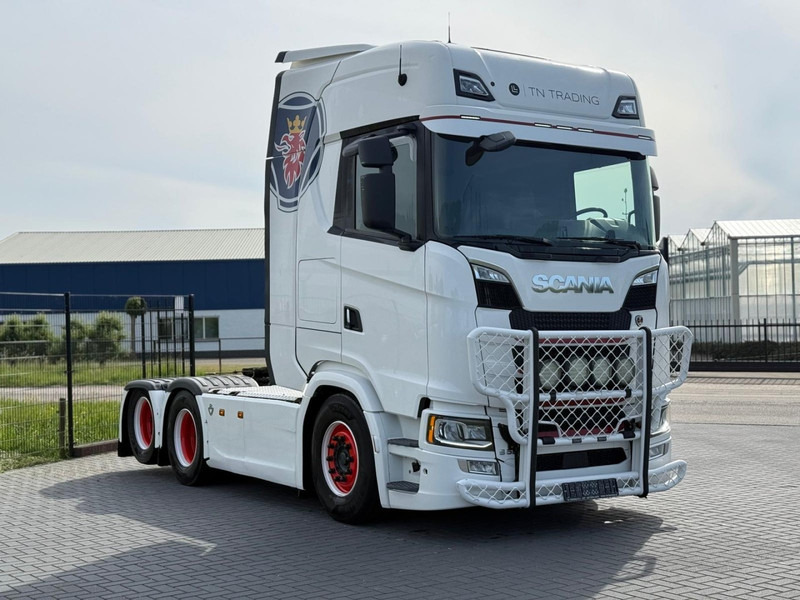 Scania S580 VOLLUCHT, PTO, LEER, RETARDER, TV, 3.15WB, BULLBAR. - Tracteur routier: photos 1 Scania S580 VOLLUCHT, PTO, LEER, RETARDER, TV, 3.15WB, BULLBAR. - Tracteur routier: photos 1
