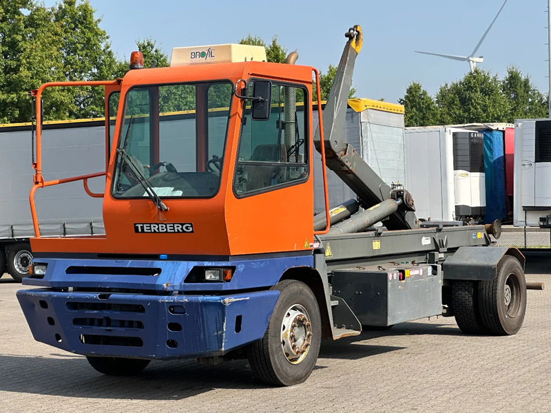 Terberg YT 222 4x2 AJK 30T Haakarm / Weegsysteem / Overdrukcabine / *NL-Kenteken* - Camion ampliroll: photos 1 Terberg YT 222 4x2 AJK 30T Haakarm / Weegsysteem / Overdrukcabine / *NL-Kenteken* - Camion ampliroll: photos 1