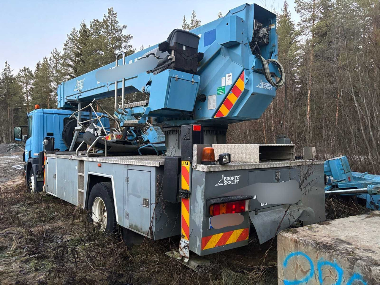 Scania P94 truck and Bronto Skylift telescopic crane - Camion grue: photos 3 Scania P94 truck and Bronto Skylift telescopic crane - Camion grue: photos 3