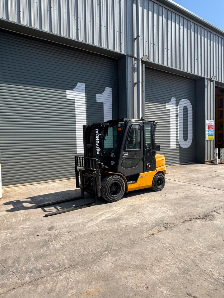 Hyundai 30D-9E - Chariot télescopique: photos 1 Hyundai 30D-9E - Chariot télescopique: photos 1