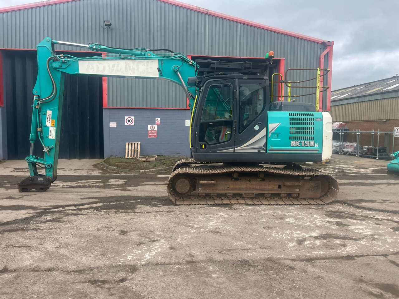 Kobelco SK130LC-11 - Pelle sur chenille: photos 2 Kobelco SK130LC-11 - Pelle sur chenille: photos 2