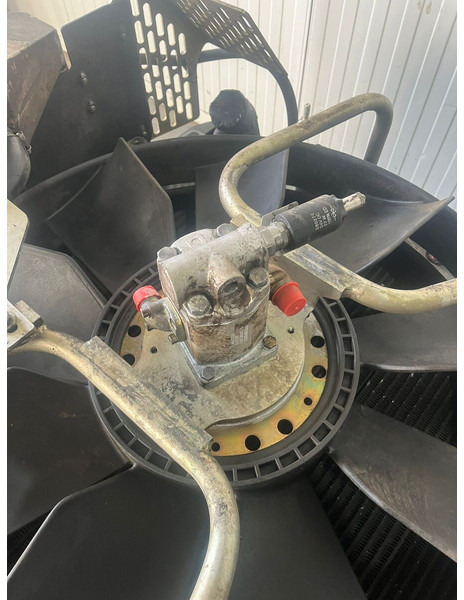 Liebherr A904 Li/A904C Li/R904/R904C - Radiateur: photos 2 Liebherr A904 Li/A904C Li/R904/R904C - Radiateur: photos 2