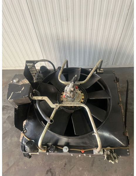 Liebherr A904 Li/A904C Li/R904/R904C - Radiateur: photos 1 Liebherr A904 Li/A904C Li/R904/R904C - Radiateur: photos 1