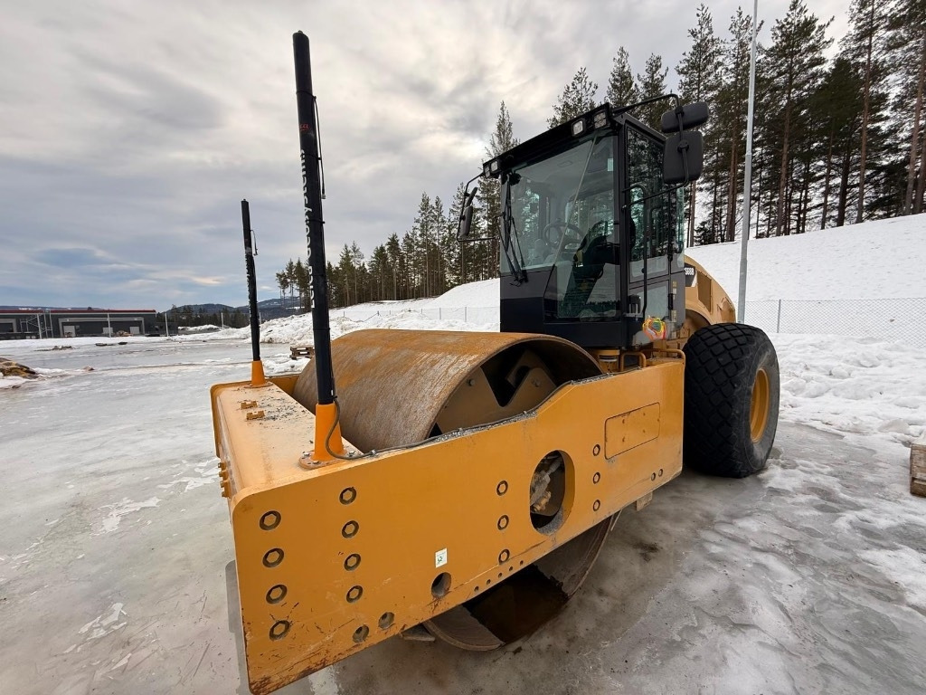 CAT CS 68 B - Compacteur à pieds de mouton/ Monocylindre: photos 4 CAT CS 68 B - Compacteur à pieds de mouton/ Monocylindre: photos 4