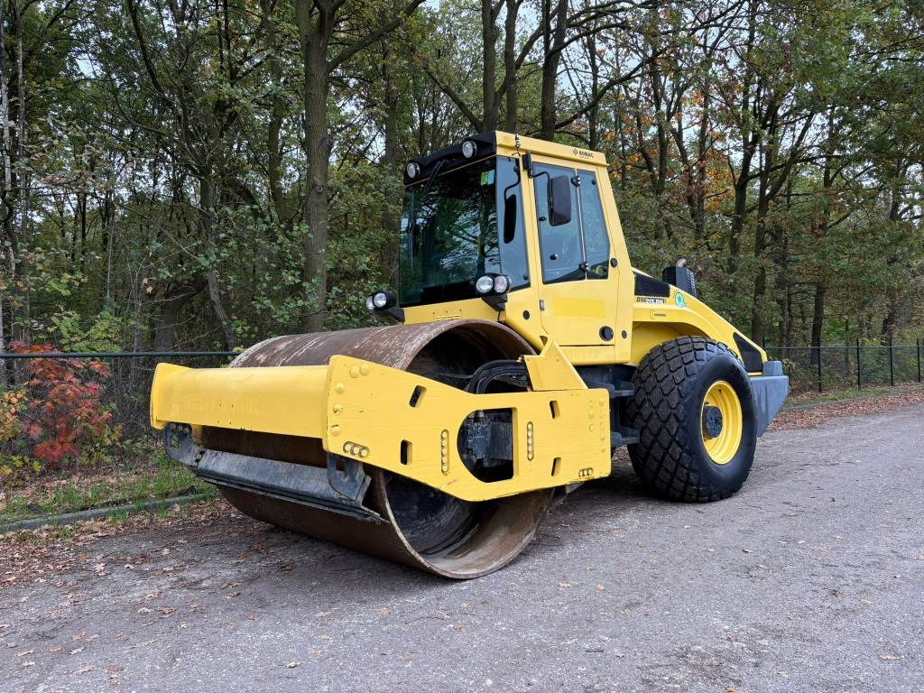 Bomag BW 213 D H-4 i EVIB/BVC / Airco / German machine - Compacteur à pieds de mouton/ Monocylindre: photos 1 Bomag BW 213 D H-4 i EVIB/BVC / Airco / German machine - Compacteur à pieds de mouton/ Monocylindre: photos 1