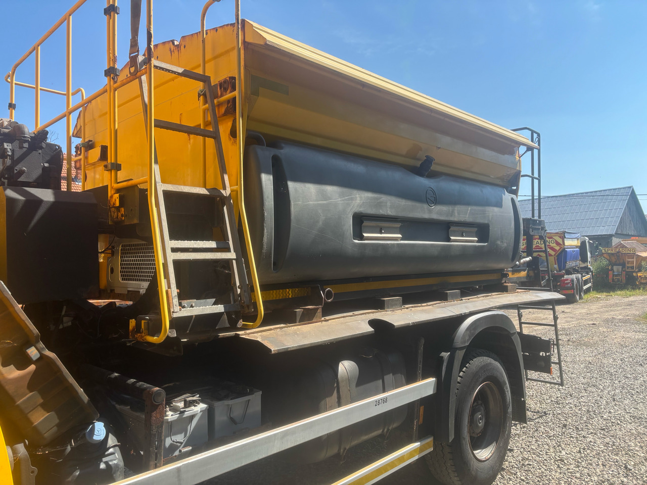 MERCEDES AROCS 1824 4x4BB GRITTER/SPREADER/PLOUGH - Engin de déneigement: photos 3 MERCEDES AROCS 1824 4x4BB GRITTER/SPREADER/PLOUGH - Engin de déneigement: photos 3