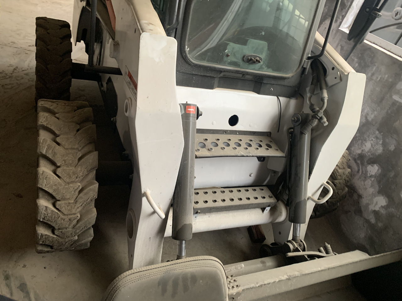 BOBCAT S300 - Mini chargeuse: photos 4 BOBCAT S300 - Mini chargeuse: photos 4