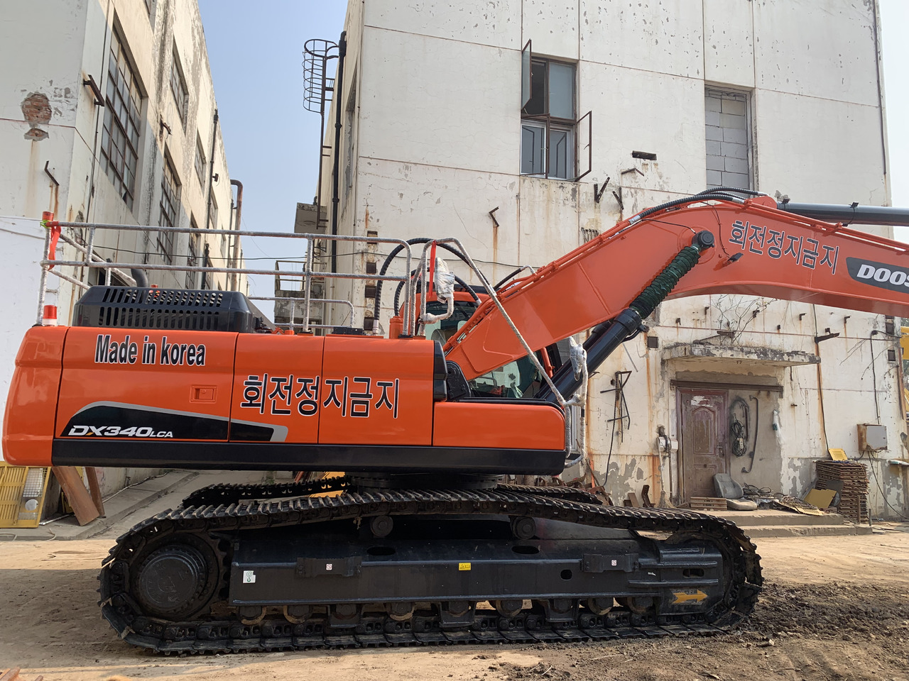 DOOSAN DX340LC - Pelle sur pneus: photos 1 DOOSAN DX340LC - Pelle sur pneus: photos 1