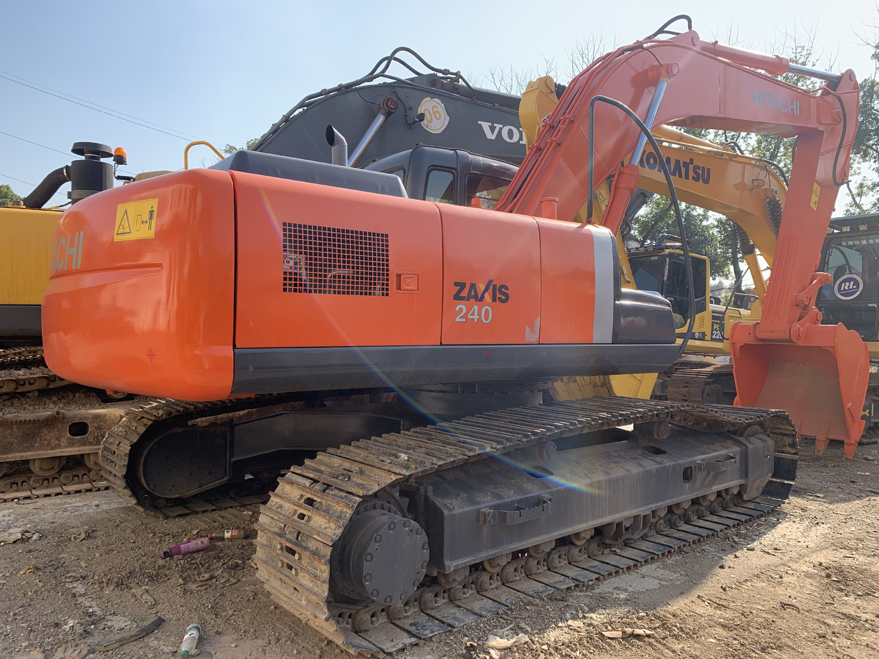 HITACHI ZAXIS240 - Pelle sur pneus: photos 2 HITACHI ZAXIS240 - Pelle sur pneus: photos 2