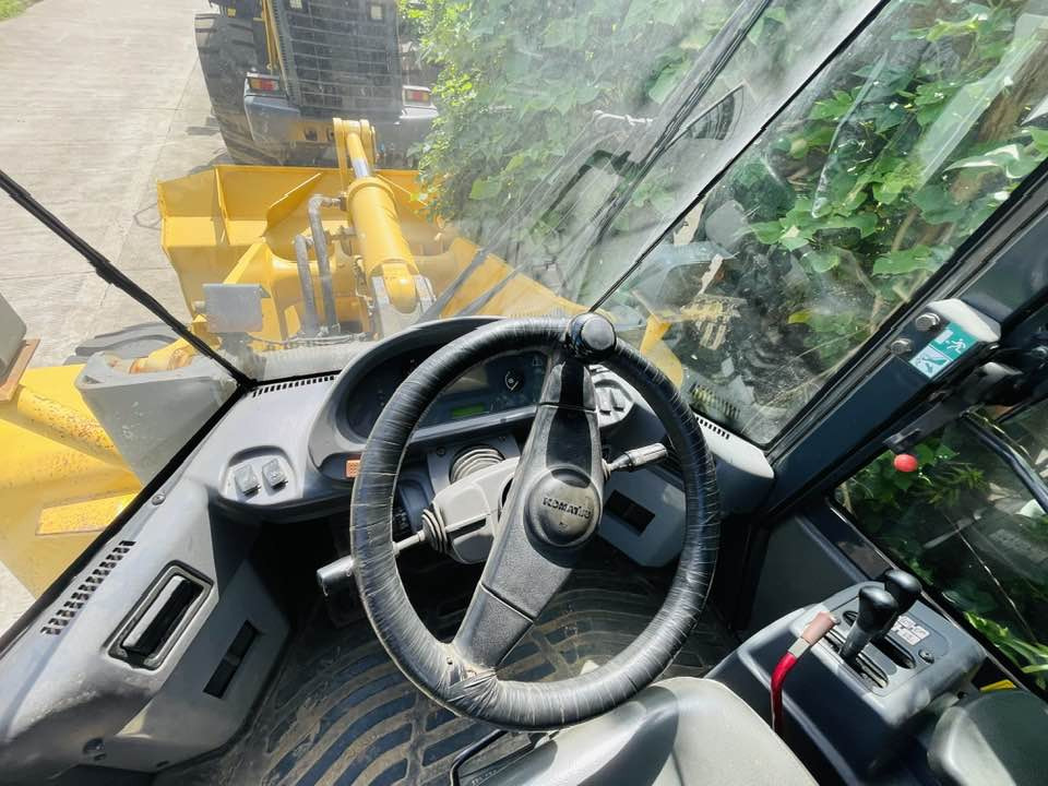 Komatsu WA320 - Chargeuse sur pneus: photos 4 Komatsu WA320 - Chargeuse sur pneus: photos 4