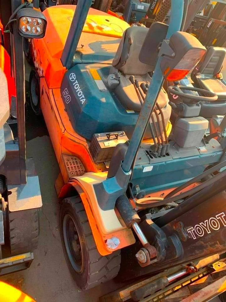 Toyota 7 FDA 50  - Chariot élévateur diesel: photos 1 Toyota 7 FDA 50  - Chariot élévateur diesel: photos 1