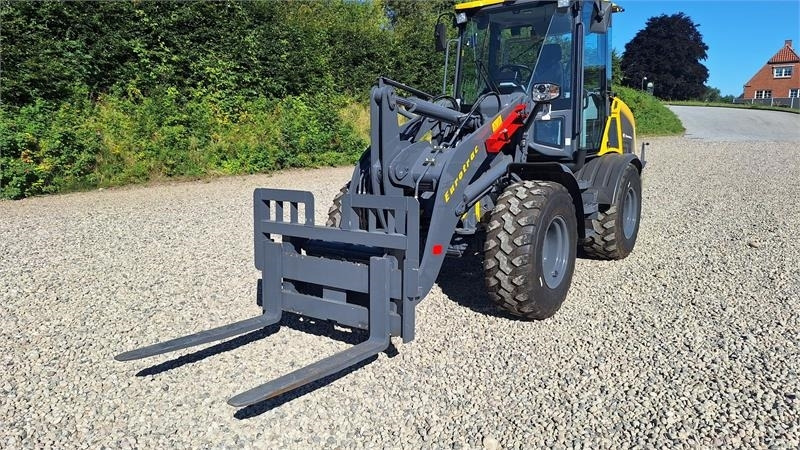 Eurotrac WL18 - Chargeuse sur pneus: photos 2 Eurotrac WL18 - Chargeuse sur pneus: photos 2