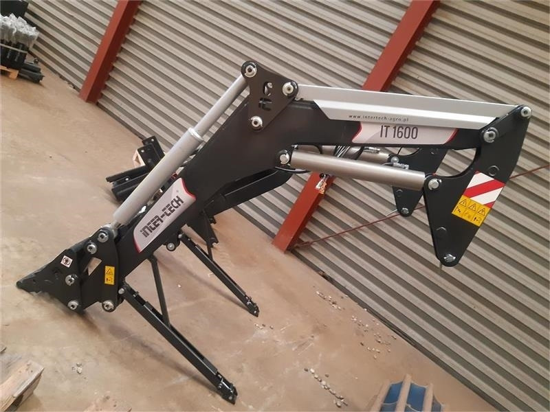 Inter-Tech 1600 - Chargeur frontal pour tracteur: photos 1 Inter-Tech 1600 - Chargeur frontal pour tracteur: photos 1