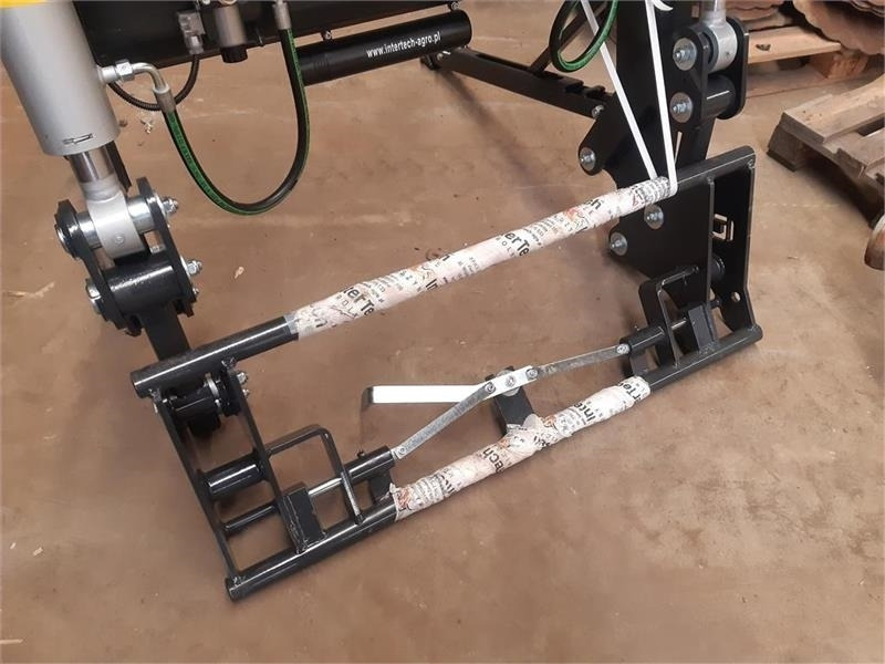 Inter-Tech 1600 - Chargeur frontal pour tracteur: photos 5 Inter-Tech 1600 - Chargeur frontal pour tracteur: photos 5