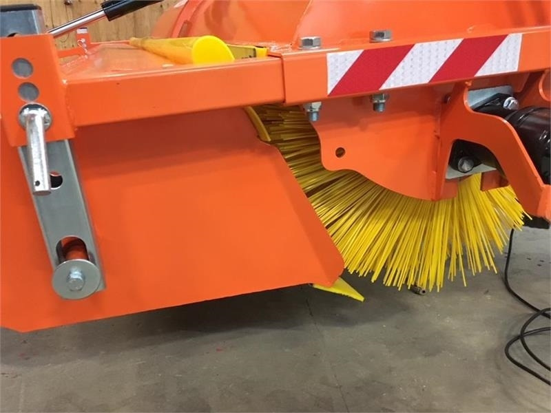 - - - j maskiner - Brosse: photos 4 - - - j maskiner - Brosse: photos 4