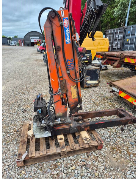 HMF 252-T2 with 2 hydraulic extensions - Grue auxiliaire: photos 3 HMF 252-T2 with 2 hydraulic extensions - Grue auxiliaire: photos 3