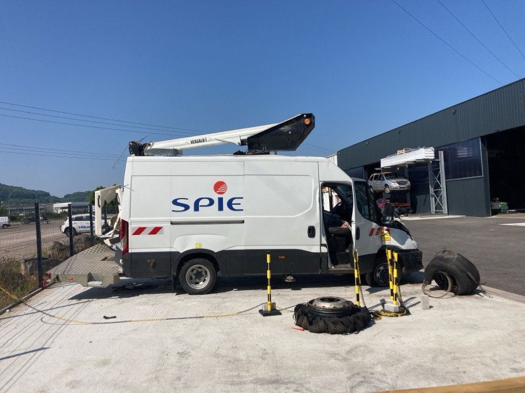 IVECO DAILY FOURGON  50C18 - Camion avec nacelle: photos 2 IVECO DAILY FOURGON  50C18 - Camion avec nacelle: photos 2