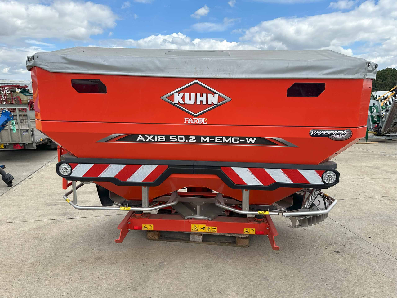 Kuhn Axis 50.2 M-EMC-W - Distributeur d'engrais: photos 1 Kuhn Axis 50.2 M-EMC-W - Distributeur d'engrais: photos 1