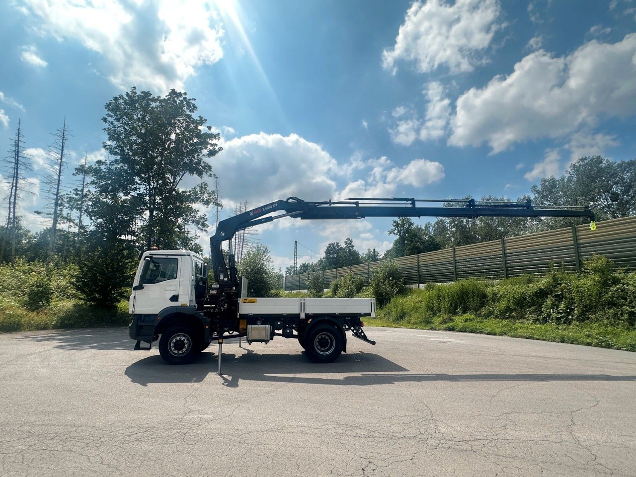 MAN TGM 18.320 4x4 Euro 6e Pritsche Hiab 228-4 Kran - Camion plateau, Camion grue: photos 3 MAN TGM 18.320 4x4 Euro 6e Pritsche Hiab 228-4 Kran - Camion plateau, Camion grue: photos 3