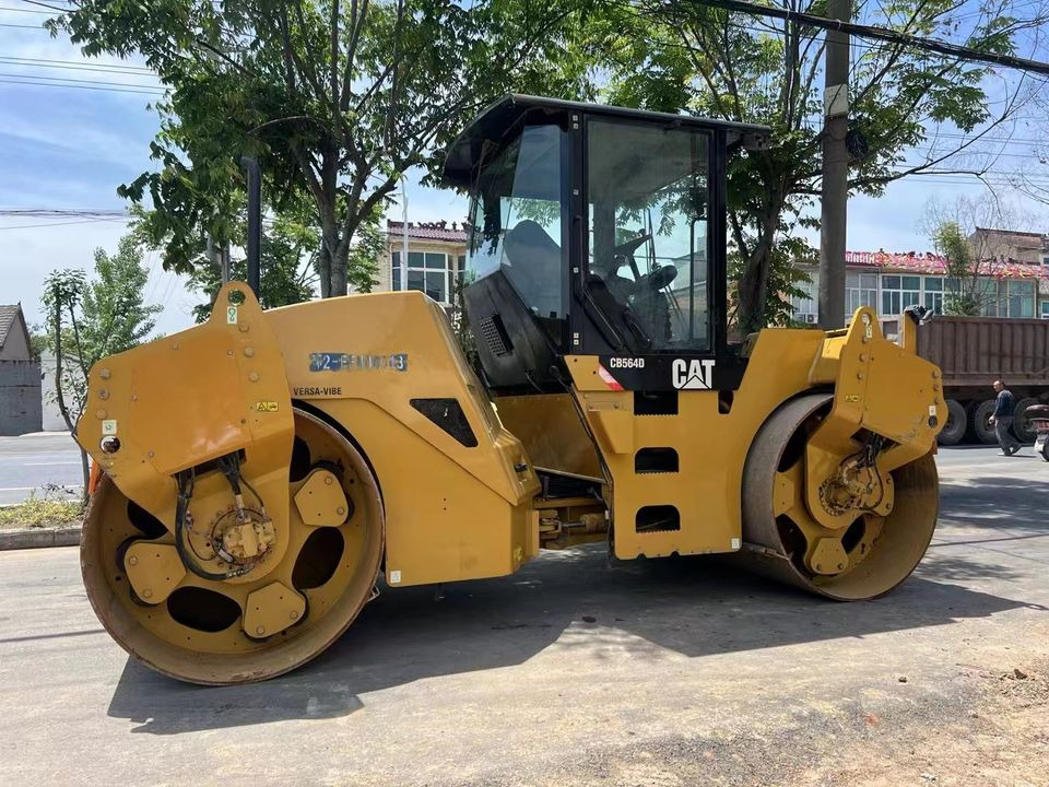 Caterpillar CB564D Double Drum Road Roller 7 Ton Weight With Core Components Engine and Bearing Essential Road Machinery - Rouleau compresseur: photos 2 Caterpillar CB564D Double Drum Road Roller 7 Ton Weight With Core Components Engine and Bearing Essential Road Machinery - Rouleau compresseur: photos 2