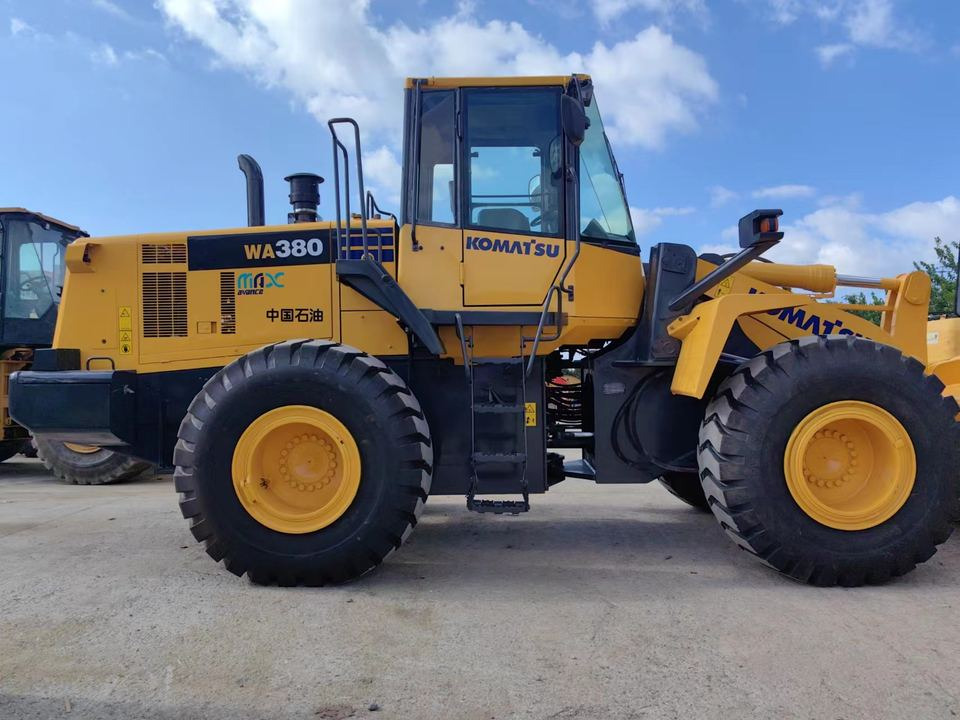 Hot Sale Used Komatsu WA380-6 Wheel Loader Backhoe Loader with Excellent Front Loading Feature - Chargeuse sur pneus: photos 2 Hot Sale Used Komatsu WA380-6 Wheel Loader Backhoe Loader with Excellent Front Loading Feature - Chargeuse sur pneus: photos 2