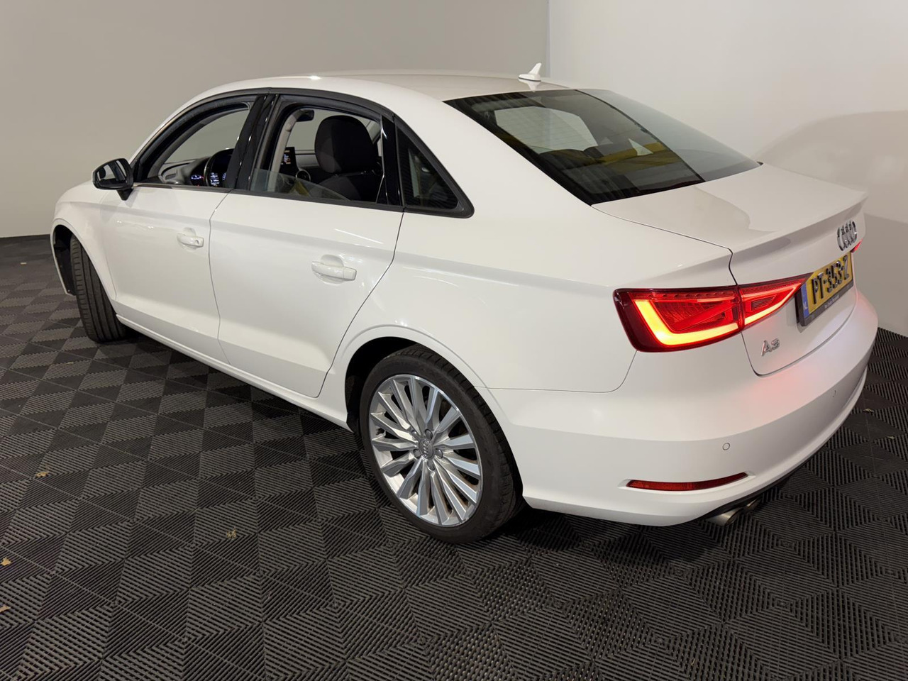 Audi | A3 Limousine | 1.4 TFSI Attraction Pro Line Plus Automaat | 2016 | 256.538 km | PT353Z | Geen oordeel - Berline: photos 4 Audi | A3 Limousine | 1.4 TFSI Attraction Pro Line Plus Automaat | 2016 | 256.538 km | PT353Z | Geen oordeel - Berline: photos 4