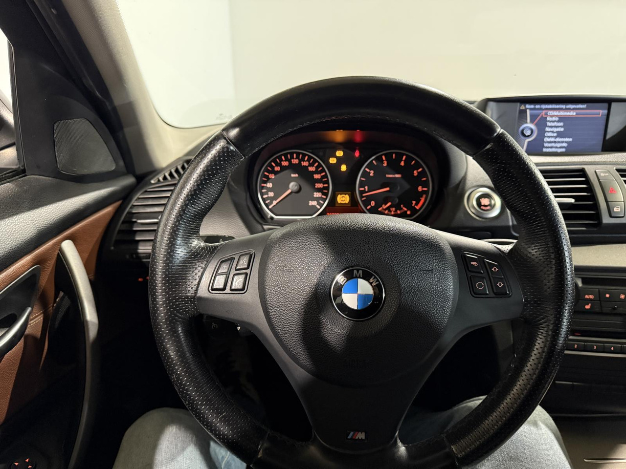 BMW | 1-serie | 116i EffDyn. Ed. Business Line Ultimate Edition | 2011 | 263.221 km | 05RHG5 | Logisch - Voiture à hayon: photos 4 BMW | 1-serie | 116i EffDyn. Ed. Business Line Ultimate Edition | 2011 | 263.221 km | 05RHG5 | Logisch - Voiture à hayon: photos 4