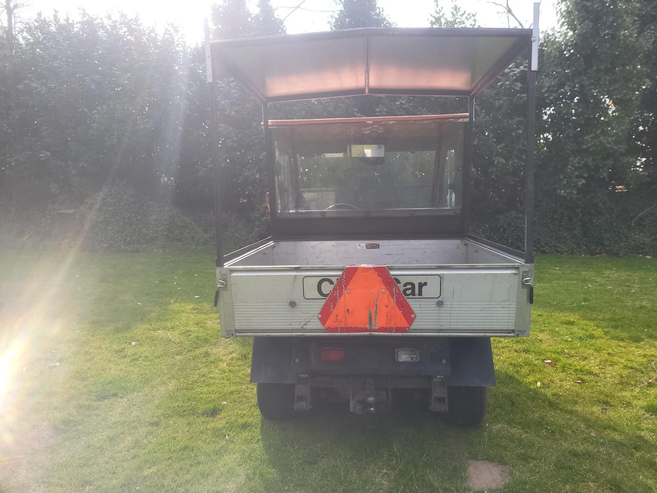 Club Car Carryall Turf 2 – Bouwjaar 2009 – Elektrisch – Met dichte cabine en elektrische kiepbak – Marge-kavel - Voiturette de golf: photos 4 Club Car Carryall Turf 2 – Bouwjaar 2009 – Elektrisch – Met dichte cabine en elektrische kiepbak – Marge-kavel - Voiturette de golf: photos 4