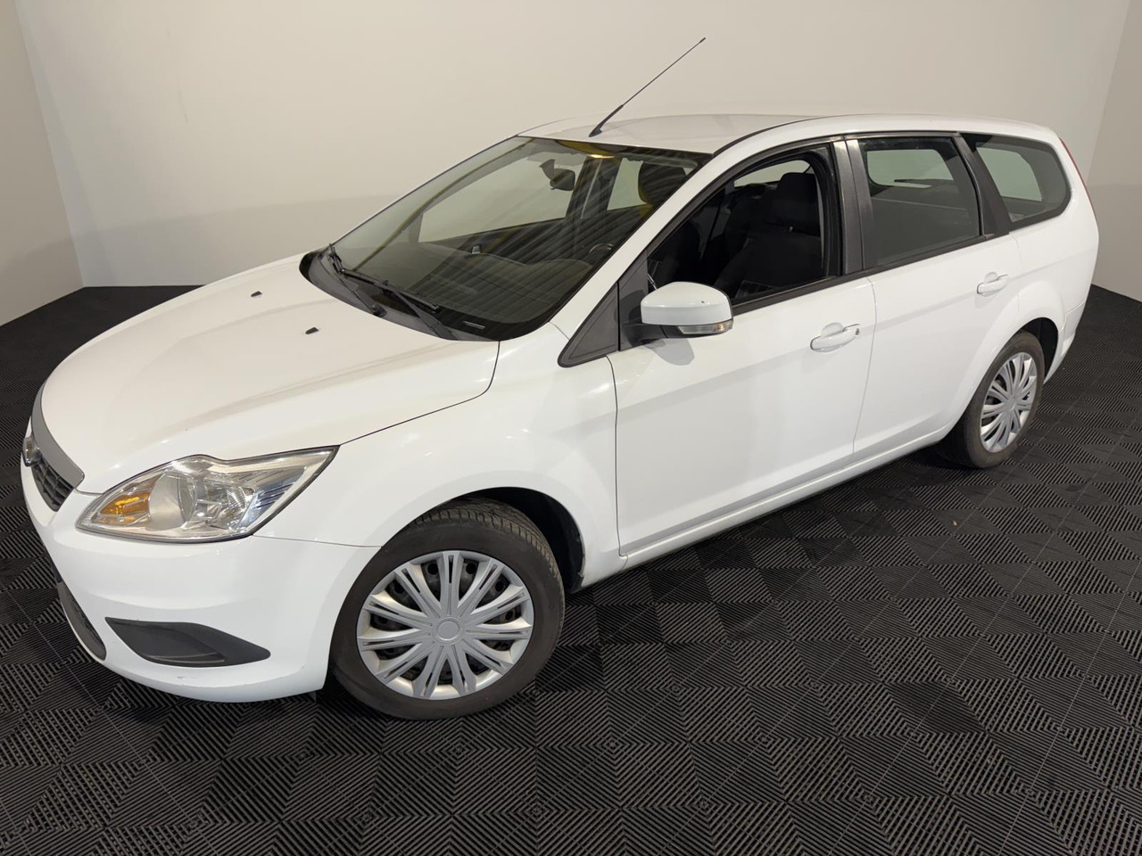 Ford Focus Wagon 1.6 Comfort 33-LKG-1 283.490 km - Voiture: photos 1 Ford Focus Wagon 1.6 Comfort 33-LKG-1 283.490 km - Voiture: photos 1